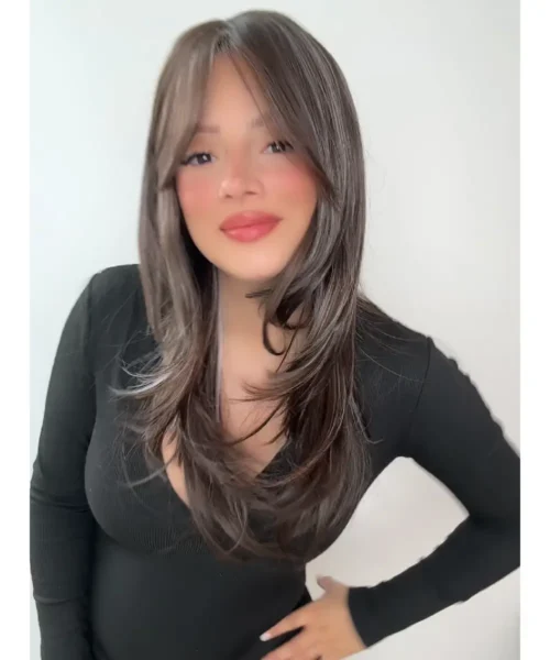 Peluca corte mariposa con flequillo cortina – base castaña con simulación de canas en fibra - 1 Peluca clásica seminatural