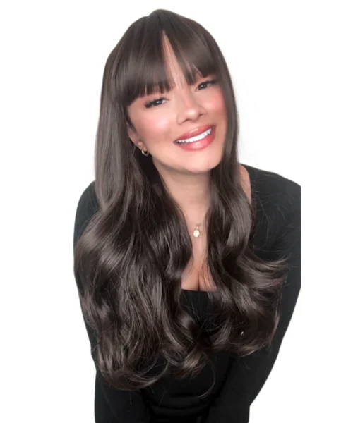 Peluca lisa con puntas onduladas y capul recto – base castaña media -1 Peluca clásica seminatural